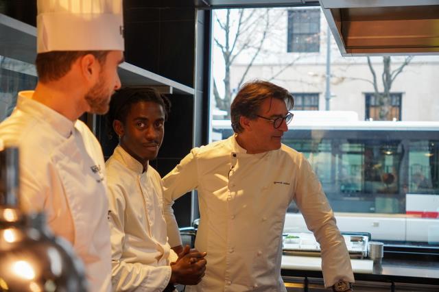 Yannick Alléno dans les cuisines du restaurant de l'Institut Lyfe, place Bellecour à Lyon.