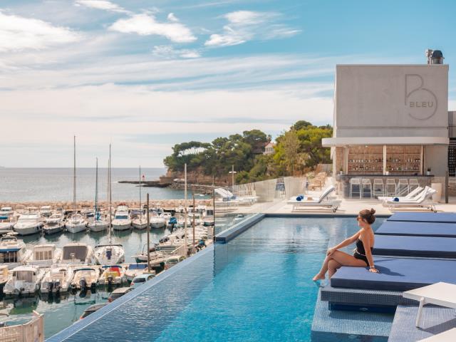 La piscine à débordement de l'Hôtel Bleu est agrémentée d'un bar d'été, le Fernand, en hommage à Fernandel. 