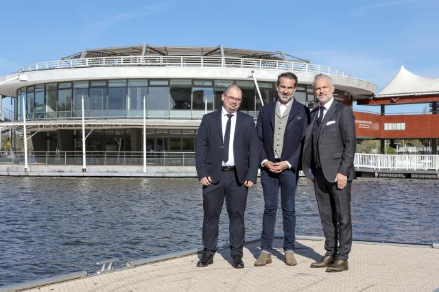 Sylvain Girot, Frédéric Aguilera et Paul Maurice Morel, devant la Rotonde à Vichy.