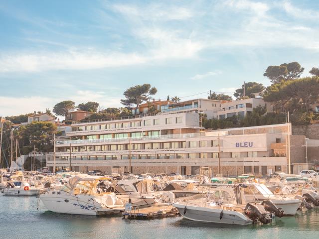 L'Hôtel Bleu, à Carry-le-Rouet, donne directement sur le port de plaisance. 