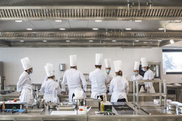 Le campus de Meudon de l'École Ducasse s'étend sur 5 000 m2 et compte 25 chefs-formateurs.