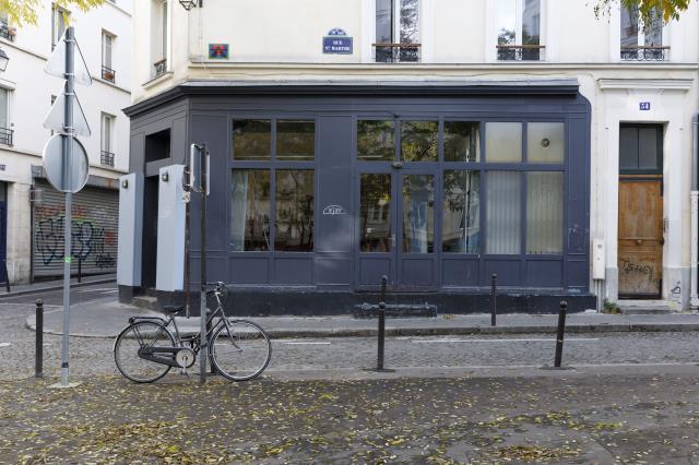 Ajar est situé place Sainte-Marthe, dans le quartier parisien de Belleville.