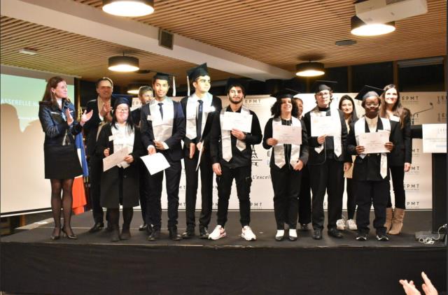 Charlotte Parmentier-Lecocq, Christian Ploton, Président de l’Agefiph et Sandrine Blot (Education Nationale), aux côtés de Lina-Kay, Lucie, Arthur, Azat, Sidonie, Illian et Nessrine – lauréats de la Passerelle Handicap