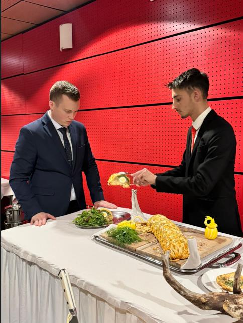 Découpe du Koulibiac au buffet sous le regard du professeur de restaurant Thibault Balmont 