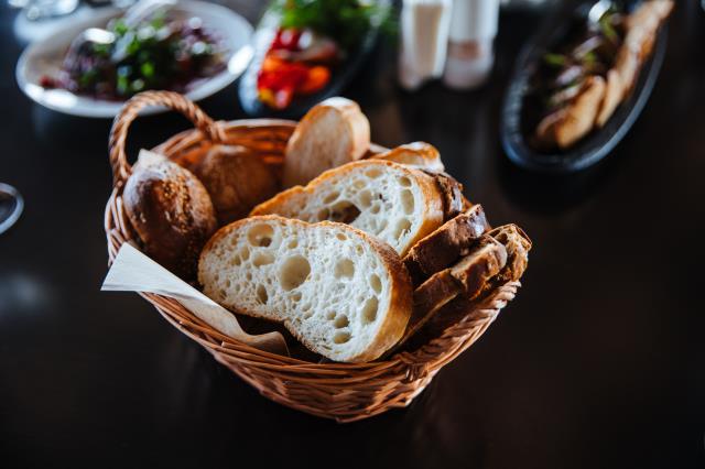 L’effet rassasiant du pain est à prendre un compte… un client qui mange beaucoup de pain à table sera peut-être moins enclin à prendre un dessert.