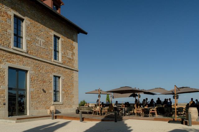 Rousse, la terrasse du Fort Saint-Laurent, propose cocktails et plats à partager.