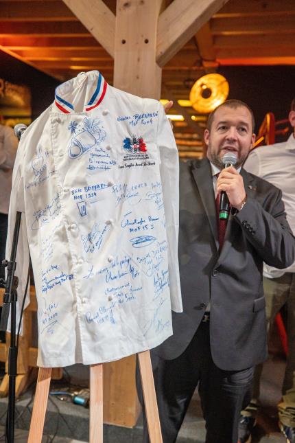 Guillaume Gomez, fondateur et  président d’honneur de l’Association des Cuisiniers de la République Française, a mis aux enchères une veste de cuisine dédicacée par 20 meilleurs ouvriers de France.