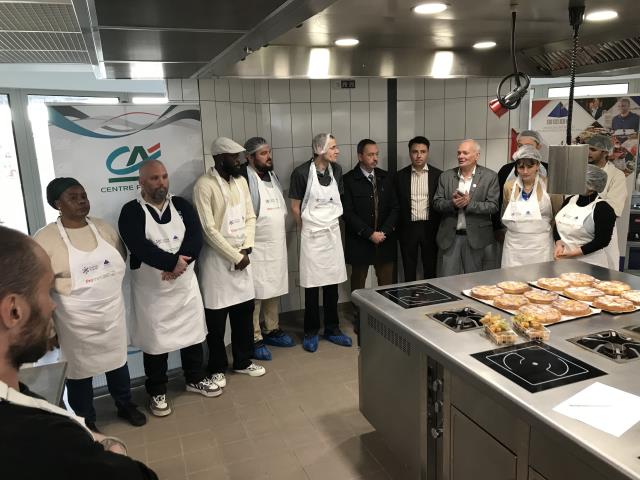 Les organismes de formation, tels que les CFA ou l’IFPP pour l’évènement du 16 décembre 2024 ouvrent leurs portes pour accueillir les participants et fournissent leur expertise dans la coordination et la guidance des activités en cuisine et en salle.