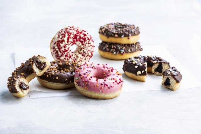 “Le Donut se distingue des autres produits de snacking sucré par son glaçage coloré et sa customisation infinie”, explique Céline Letort, cheffe de groupe marketing manager chez Vandemoortele.