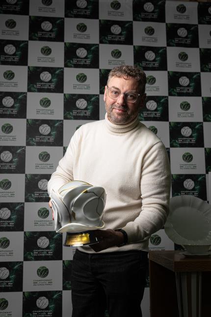 Arnaud Donckele, président du jury avec dans les mains le trophée imaginé par l’artiste plasticien chinois Zhuo Qi et réalisé par Bernardaud.