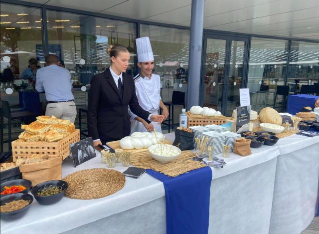  Les étudiants du Quercy-Périgord devant le buffet déjeunatoire au Campus de formation Airbus