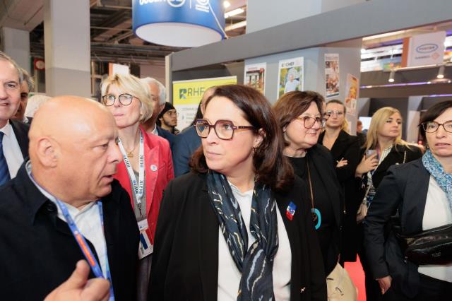 Visite de Marina Ferrari,  ministre déléguée à l’Économie du tourisme, au salon EquipHotel, entourée de Thierry Marx (Umih),  Catherine Quérard (GHR) et Béatrice Gravier (EquipHotel). 