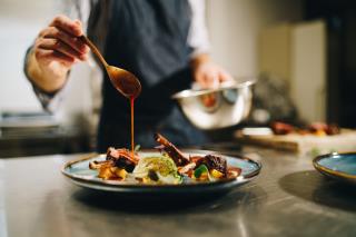 Le chef de partie est un cuisinier, qui s’est spécialisé dans une discipline donnée : saucier, rôtisseur, poissonnier, garde-manger, entremétier, pâtissier, boulanger...