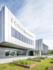 Les étudiants de l'École Ducasse, à Meudon, participent à l’entretien du jardin, dans lequel...