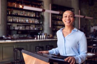 Le maître d’hôtel est la personne qui accueille les clients à leur arrivée, il les installe à la table, leur remet le menu et la carte des vins.