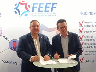 La signature officielle de l’accord s’est déroulée le 24 janvier, au Sirha. De gauche à droite : Léonard Prunier (président de la FEEF) et Pascal Peltier (DG de Metro France). 