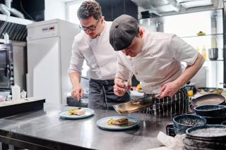 Le Second de cuisine est l’assistant direct du chef de cuisine, son bras droit et celui qui le remplace en son absence.