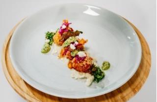 L’assiette d'Adam Collison, vainqueur de la 3e édition du Sustainable Chef Challenge : chou-fleur entier accompagné de feuilles rôties et de kimchi.