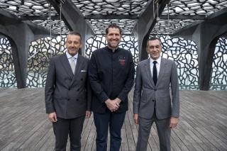 Franck Chanevas (DG de Sodexo Live!), Alexandre Mazzia et Pierre-Olivier Costa (directeur du Mucem) ont présenté la future offre de restauration du Mucem.