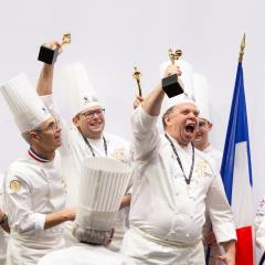 L’équipe de France, composée de Julien Guénée et Louis Tocheport et coachée par le MOF Jérôme Le Minier, est sacrée "Champion du Monde 2025 de l’International Catering Cup".