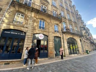 Sur 120 m2, L' Avant Comptoir du Palais,  place du Palais près de la place Cailhau à Bordeaux