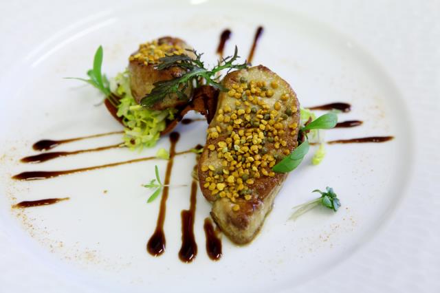 La recette : Escalope de foie gras de canard poêlé au pollen d'Ardèche, tuile croquante au pain d'épices et réduction de vieux balsamique.