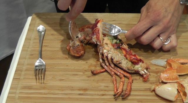 2-Détacher la chair des queues de homard