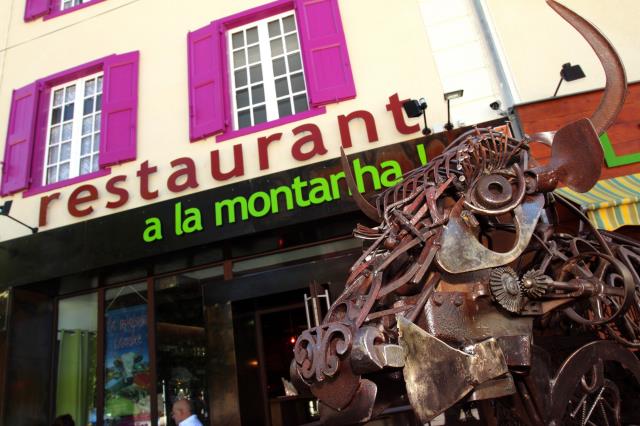 Valentine, la vache mascotte, devant son restaurant A La Montanha