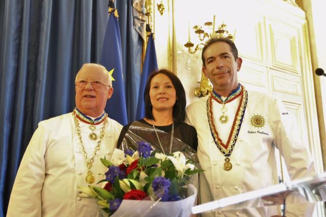 Fabrice Prochasson et son épouse, aux côtés de Gérard Dupont,Président d'Honneur et Grand Officier Commandeur dansl'Ordre Mondial de l'Académie Culinaire de France.