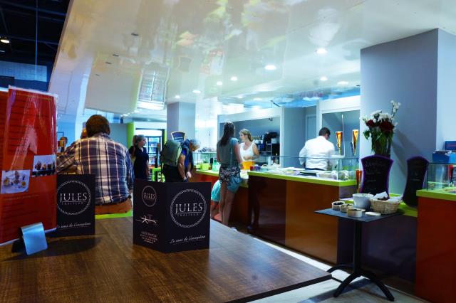 Maison Jules, à l'aéroport de Nîmes (30), aux couleurs locales, avec une cuisine également... locale.