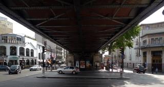 La Brasserie Barbès à gauche du métro et le cinéma le Louxor à droite font revivre le quartier...