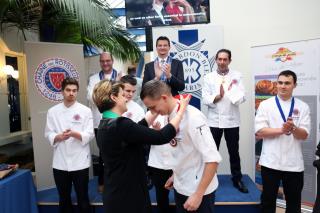 Remise des prix au Cordon Bleu : Marie Sauce remet sa distinction à Matthieu Boulay.