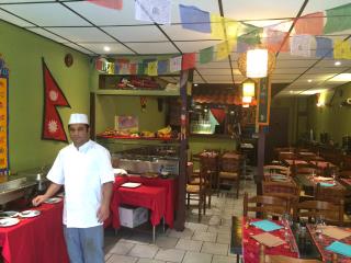 Le Yeti vient en aide aux sinistrés népalais, le chef  Shyam Baruwal devant le buffet .