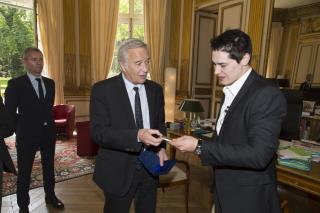 François Rebsamen a remis la médaille du travail à Xavier Koenig.