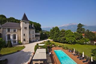 Ce château situé à 10 minutes de Grenoble est une étape propice à la détente, avec son parc planté...