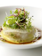 Tartare de daurade au yuzu, râpé de légumes à cru et salade d'herbes