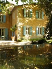 Le domaine de Baumanière regroupe cinq mas au charme typiquement provençal.