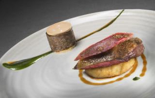 Pigeonneau Rôti au poêlon, Ragoût sur toast, champignons, Coulis de Chénopodes Bon Henri