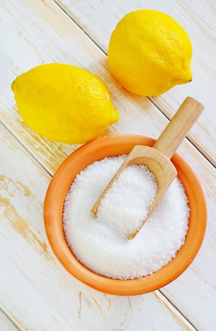 En pâtisserie, l'acide citrique permet de contrebalancer la saveur excessivement sucrée des glaces royales.