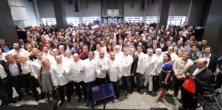 Autour des chefs fondateurs, 500 restaurateurs, producteurs, artisans et vignerons avaient fait le...