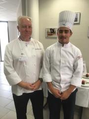 Yanis Sellami accompagné de Jean François Girardin Meilleur Ouvrier de France 1993 en cuisine.