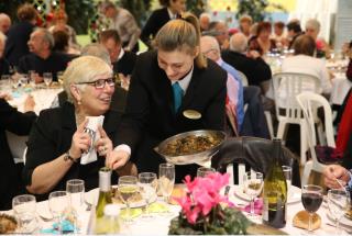 Bienveillance et attention pour les personnes agées au dîner des têtes blanches