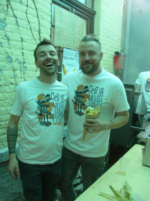 Kevin Rolland et Florent Ladeyn et leur cornet de frites dans la cour du Bloempot.