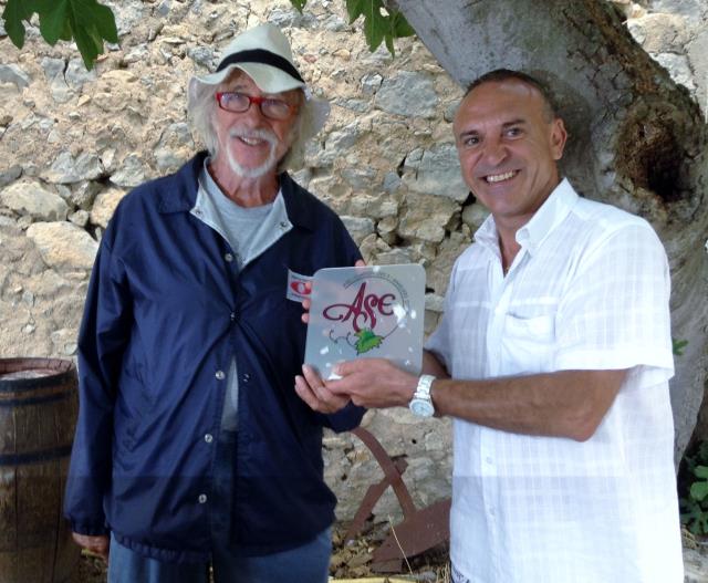 Thierry Corona, Président de l'Association des Sommeliers d'Europe, remet la plaque ASE à notre parrain Pierre Richard.