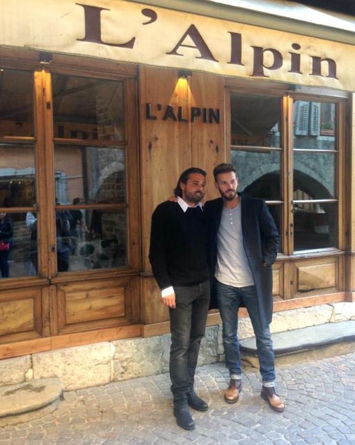 Matt Pokora (à droite) et son associé, l'ex-footballeur Fabrice Fiorèse, devant leur nouveau restaurant.