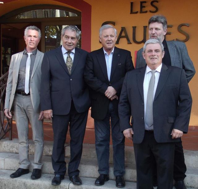 Serge Villaume, secrétaire général, Jean Lanau, président de Tables & Auberges de France, Georges Blanc, Bruno Bruchet, trésorier et Michel Garnier, vice-président (au premier rang).