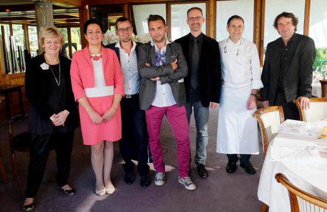 Les trois lauréats au centre Mickaël Féval, Nicolas Grandclaude et Julien Binz, entourés de Cathy Klein, Philippe Labbé de L'Arnsbourg et de Marc Esquerré et Marie-Laure Jarry de Gault&Millau.