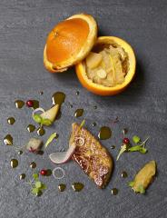 Escalope de foie gras de canard, oignons et racines confits dans une orange luttée d'Anthony...
