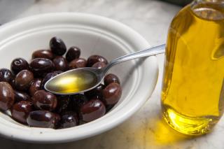 L'huile d'olive est riche en acides gras mono-insaturés, fait baisser le mauvais cholestérol et...