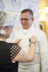 Françoise Billancini remet à Nicolas Stamm les insignes de chevalier dans l'ordre national du...